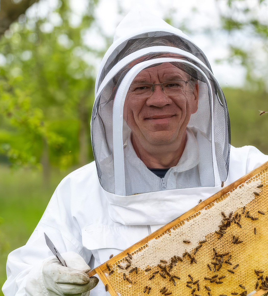 Andreas Hegeler an der Bienenwabe