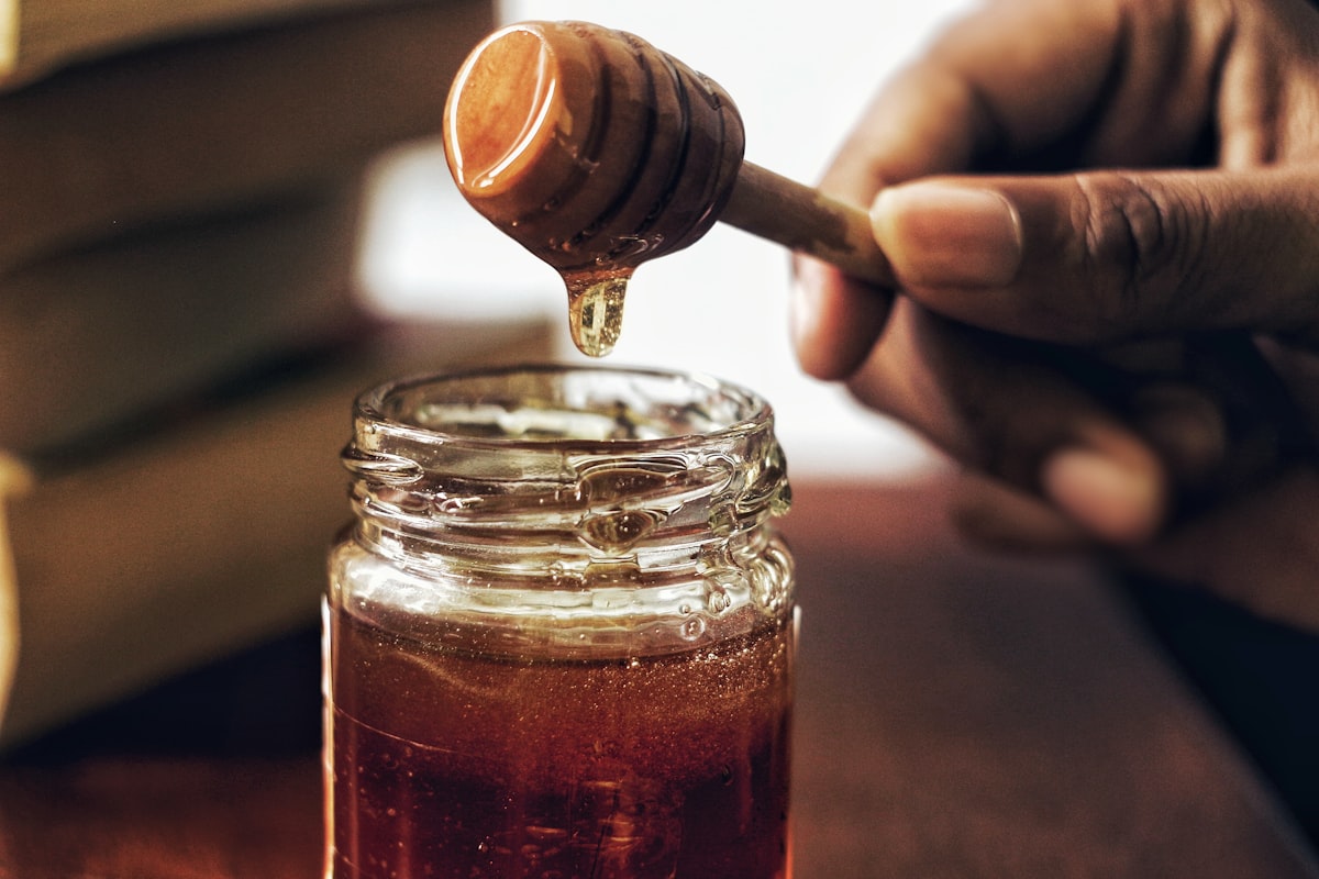 Glas mit goldenem Honig